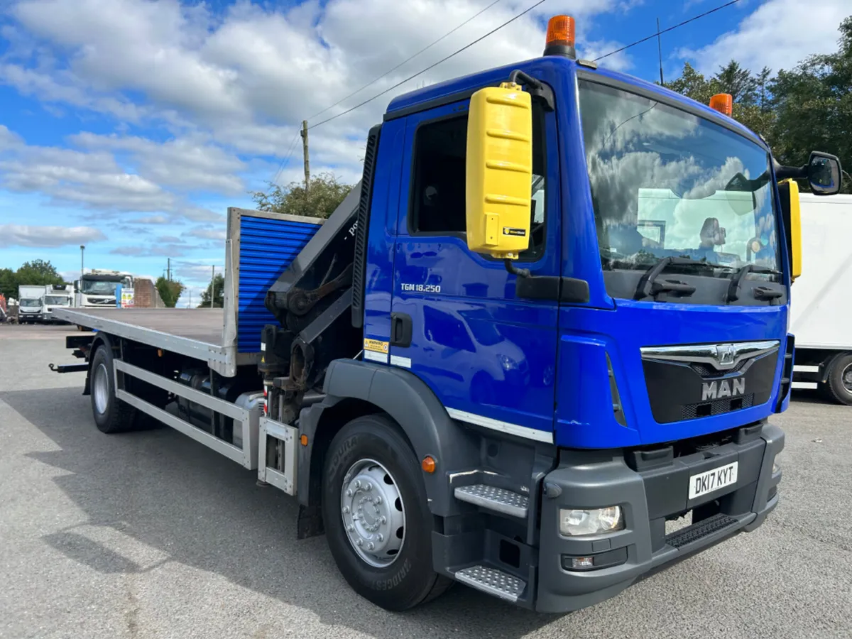 2017 man tgm18.250 18 ton flat with remote crane - Image 3