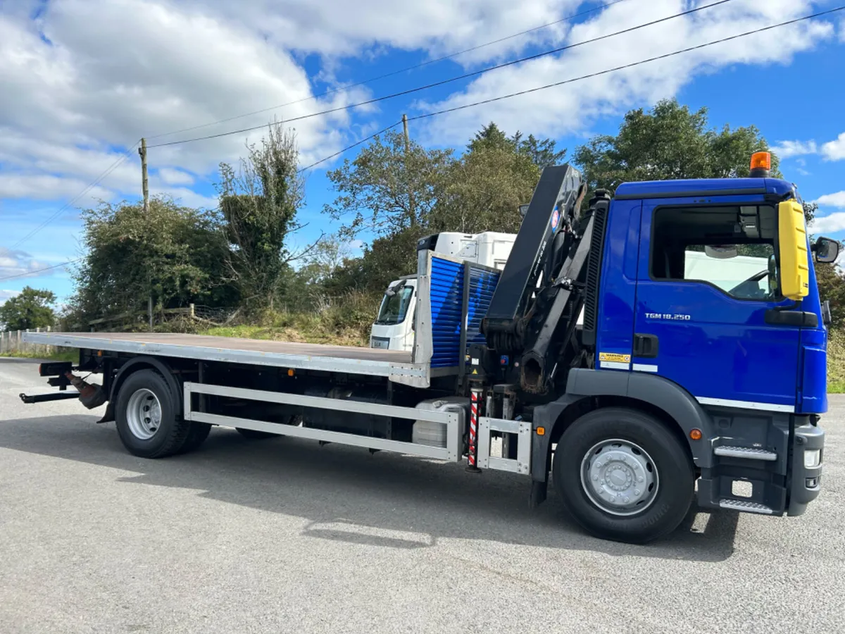 2017 man tgm18.250 18 ton flat with remote crane - Image 4