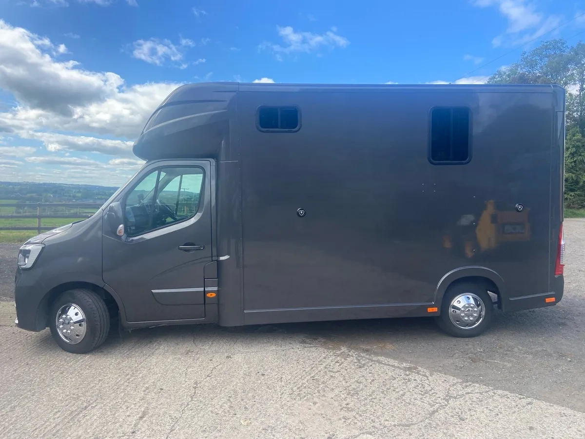New Coachbuilt Regent 2 Stall Horsebox - Image 2
