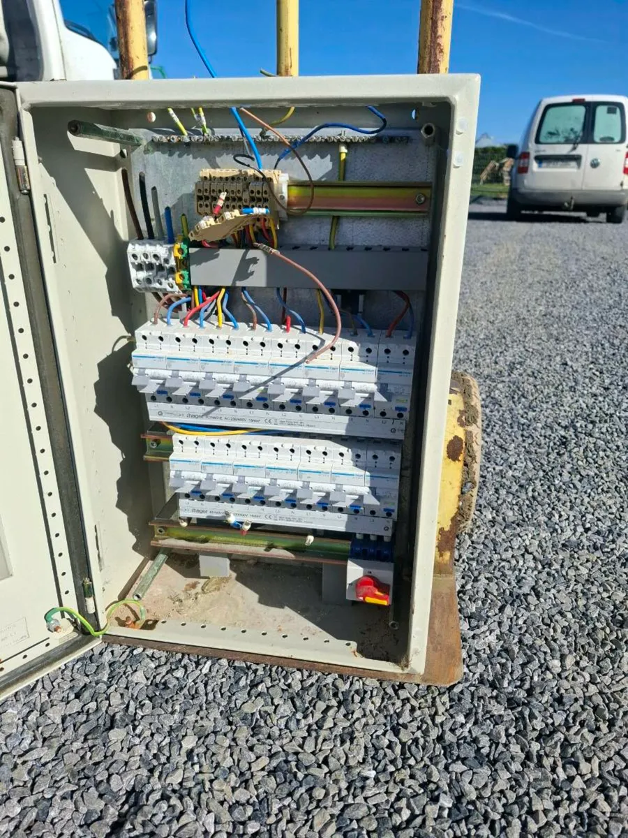 Fuse box - Image 1