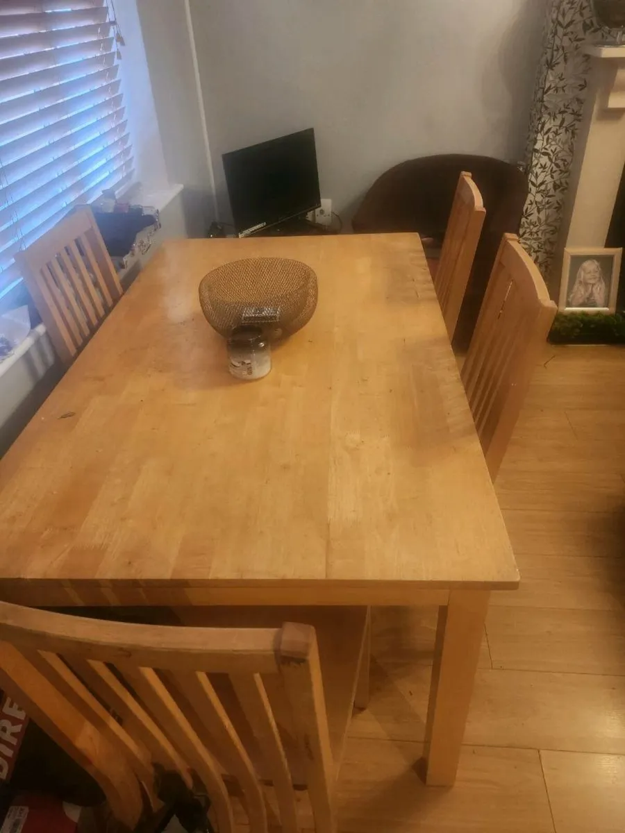Table and chairs - Image 1