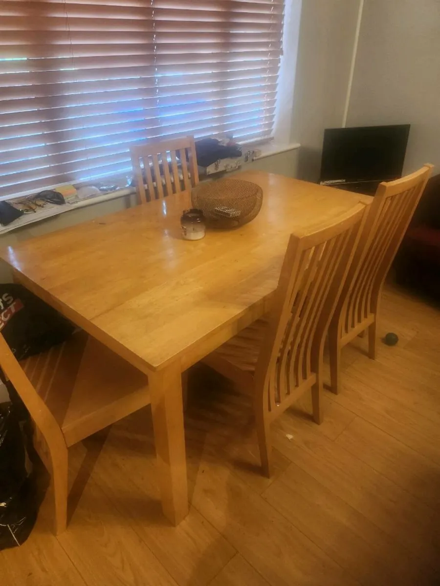 Table and chairs - Image 2