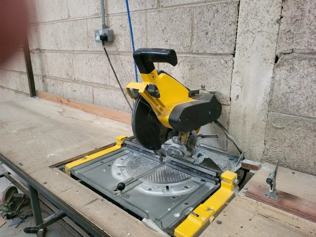 Dewalt flip over saw on bench - Image 2