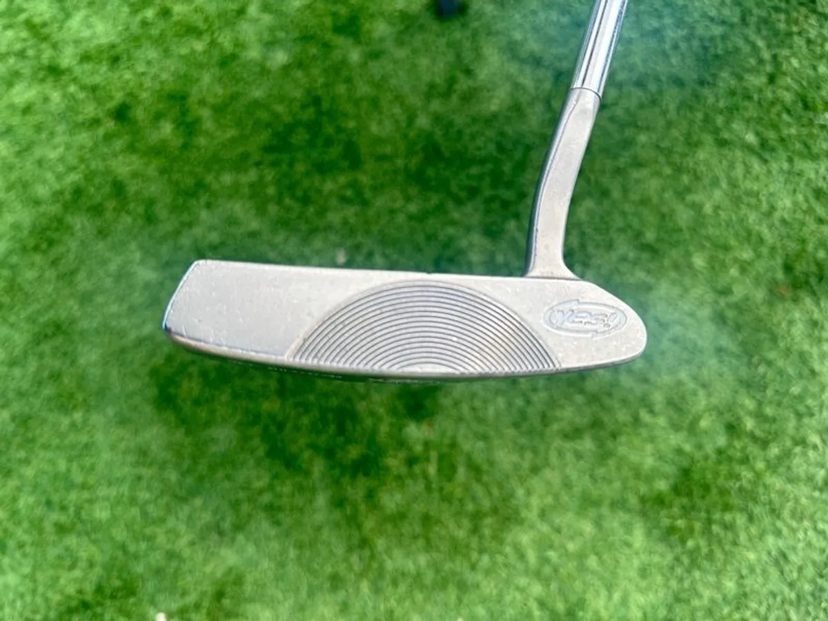 Yes Tracy II C-Grove Putter - Image 1