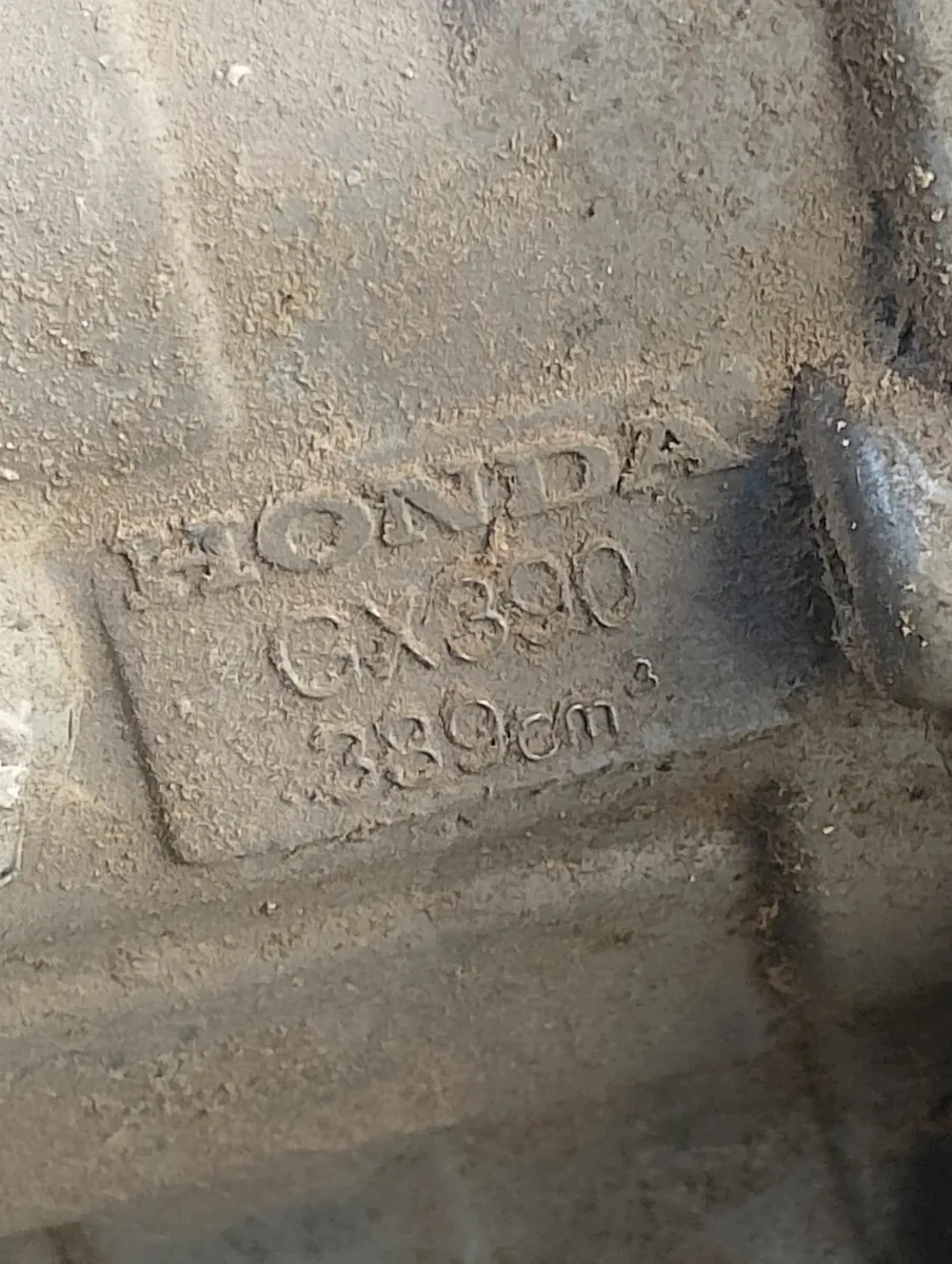 Honda 13hp GX390 engine for parts or repairs - Image 1