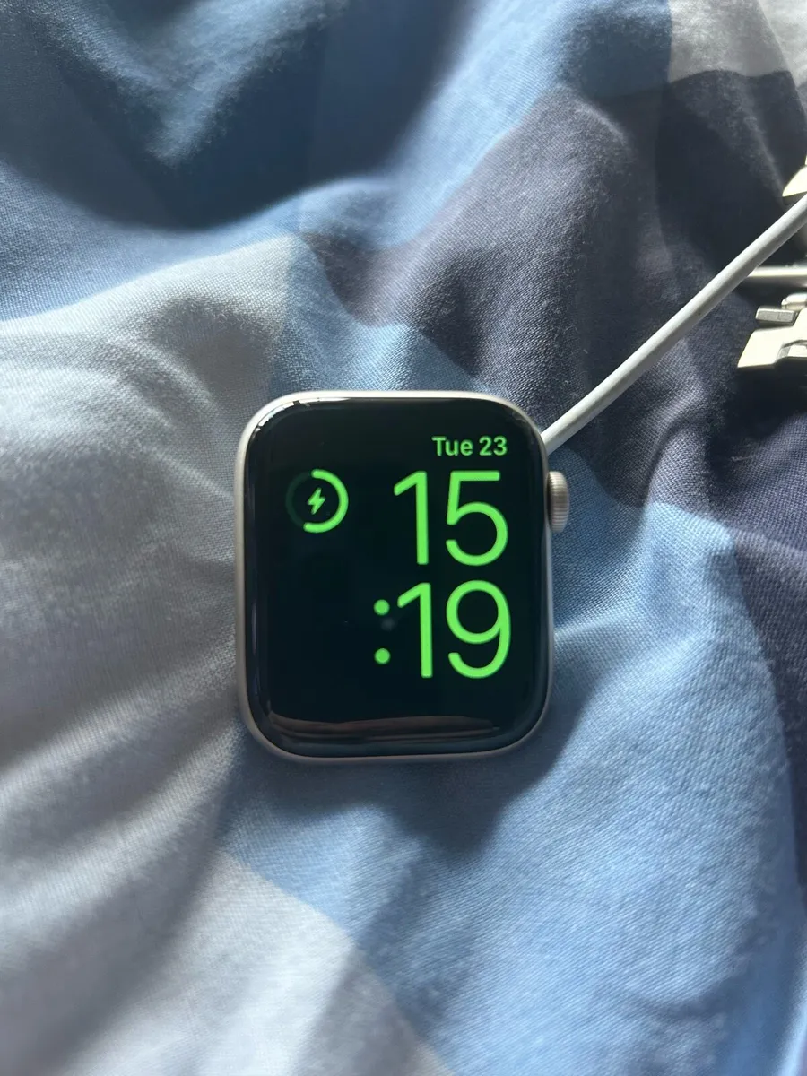 Apple Watch SE 44mm 2nd Generation (2022) - Image 1
