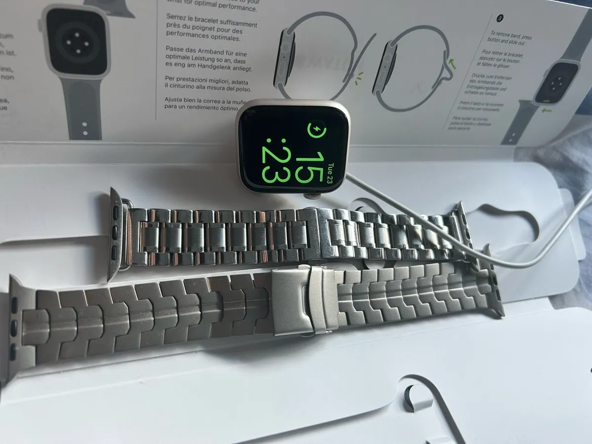 Apple Watch SE 44mm 2nd Generation (2022) - Image 2