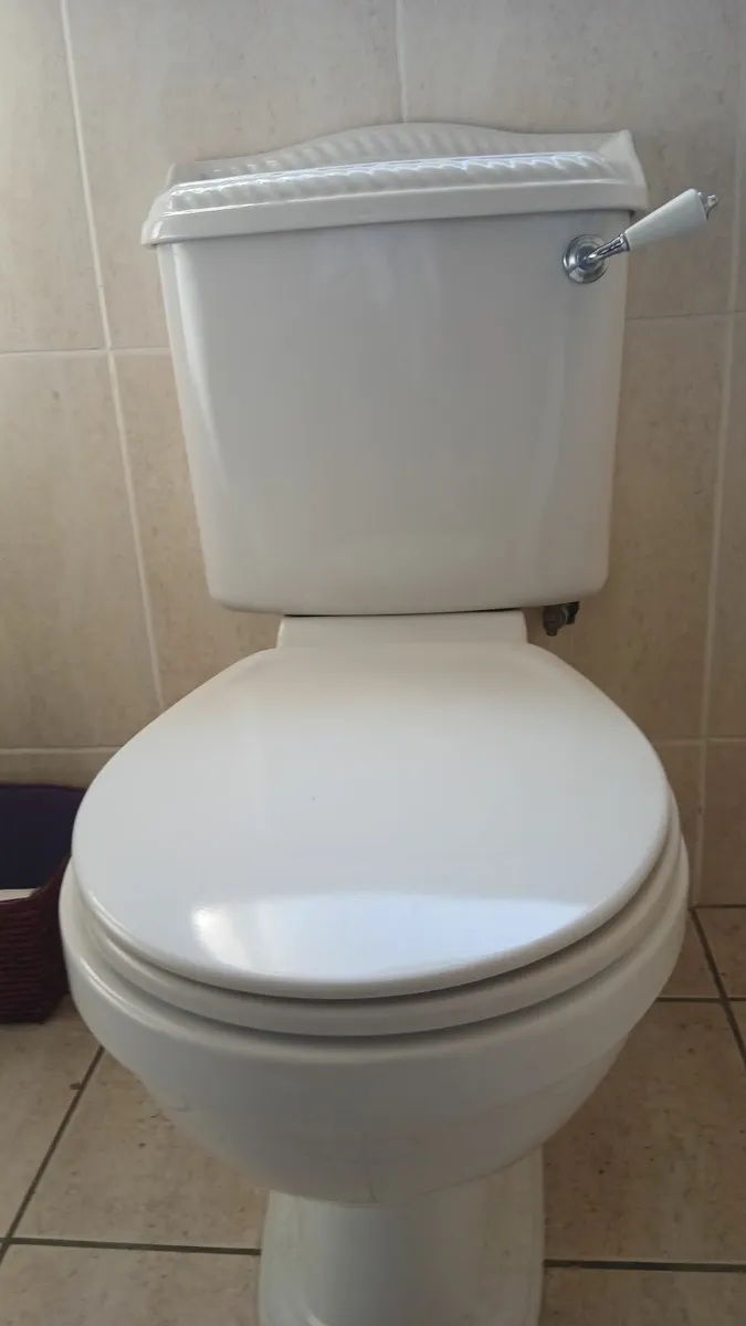 Bathroom suite - Image 1