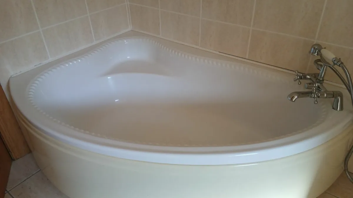 Bathroom suite - Image 2