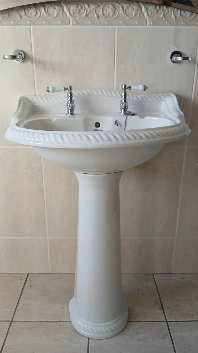 Bathroom suite - Image 3