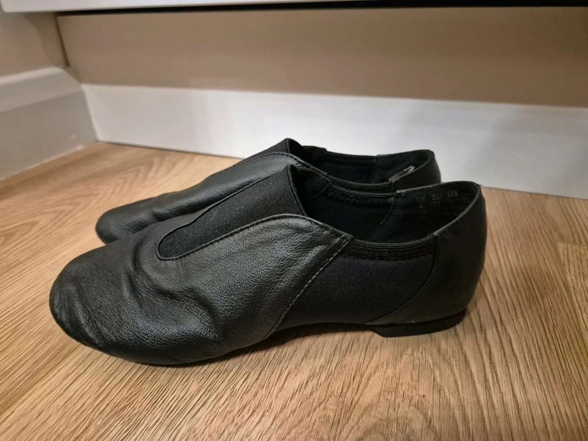 Black jazz dance shoes, size uk4 - Image 1