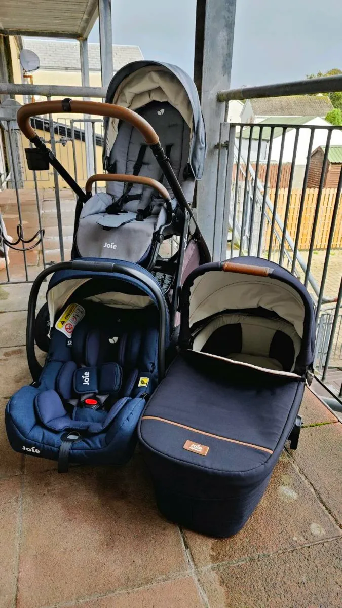 Pram, infant carrier and carry cot - Image 1
