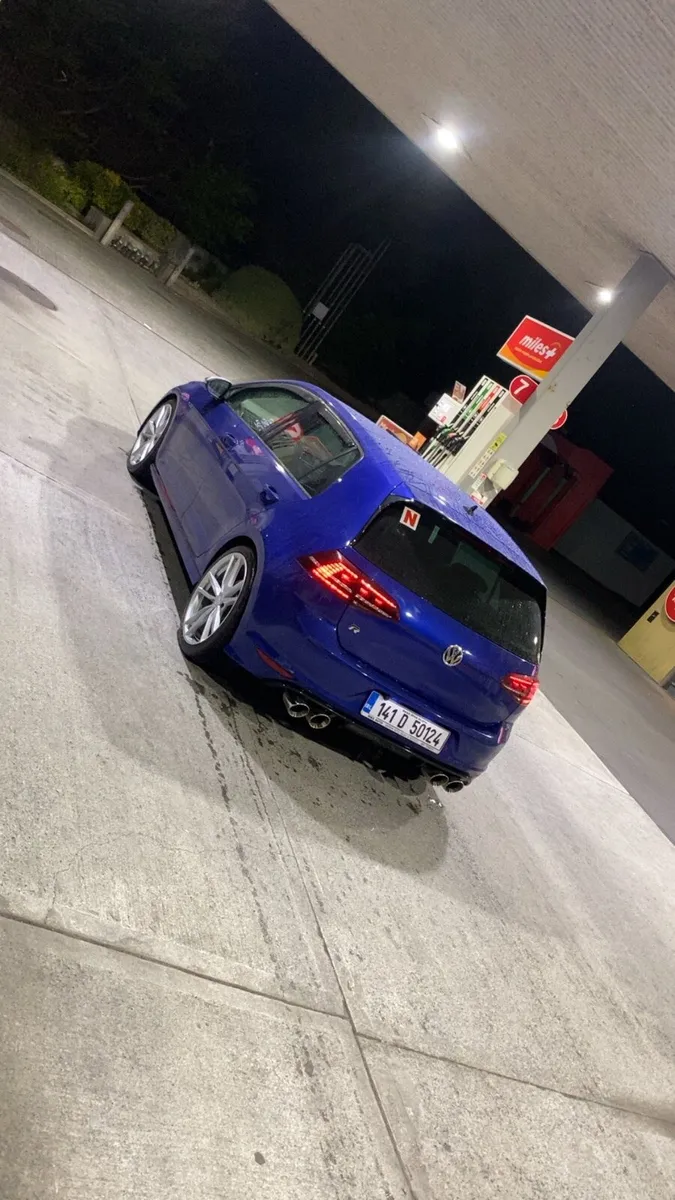 2014 Volkswagen Golf R - Image 2