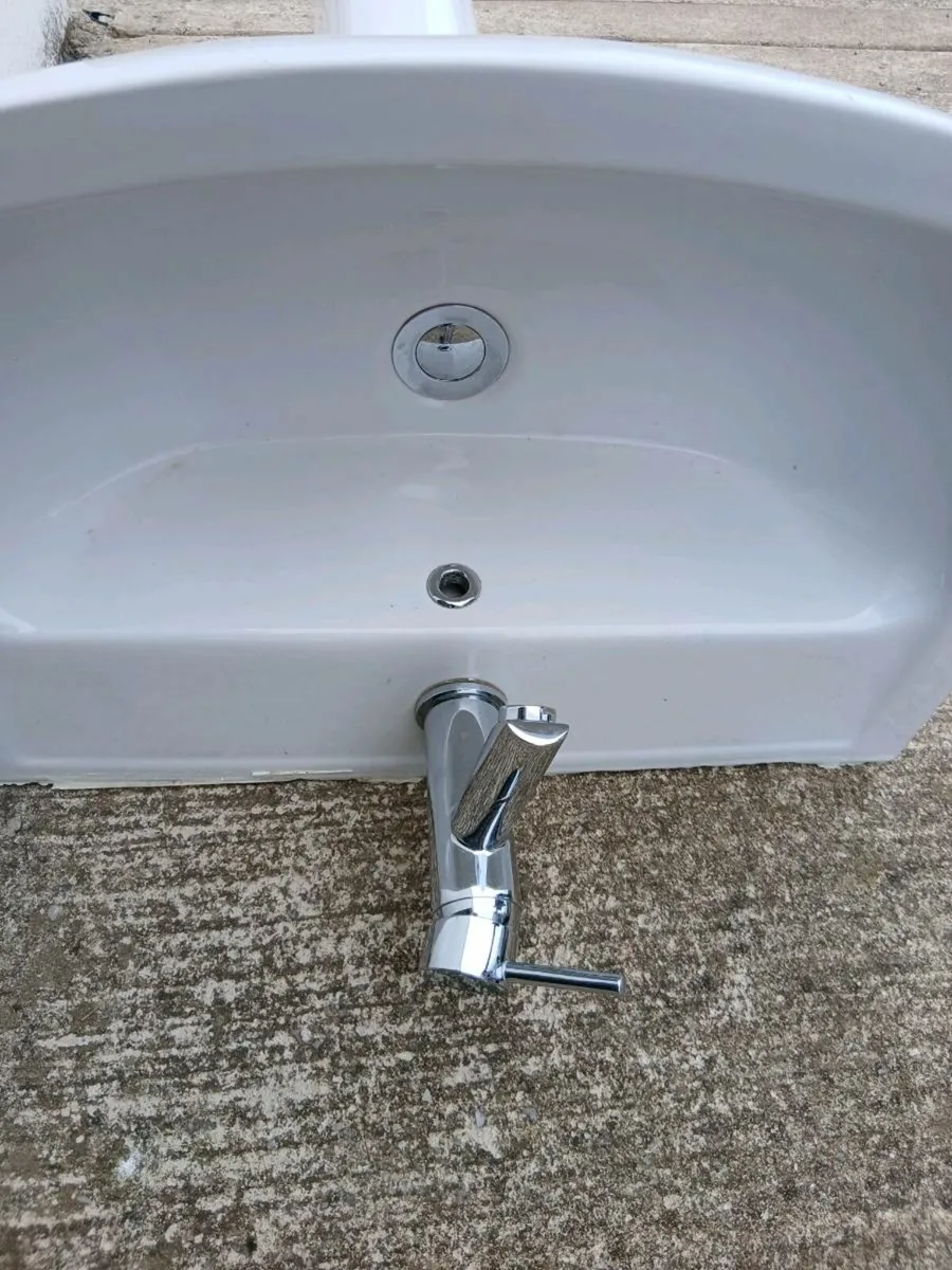 3 Bathroom Sinks - Ceramic - Image 2