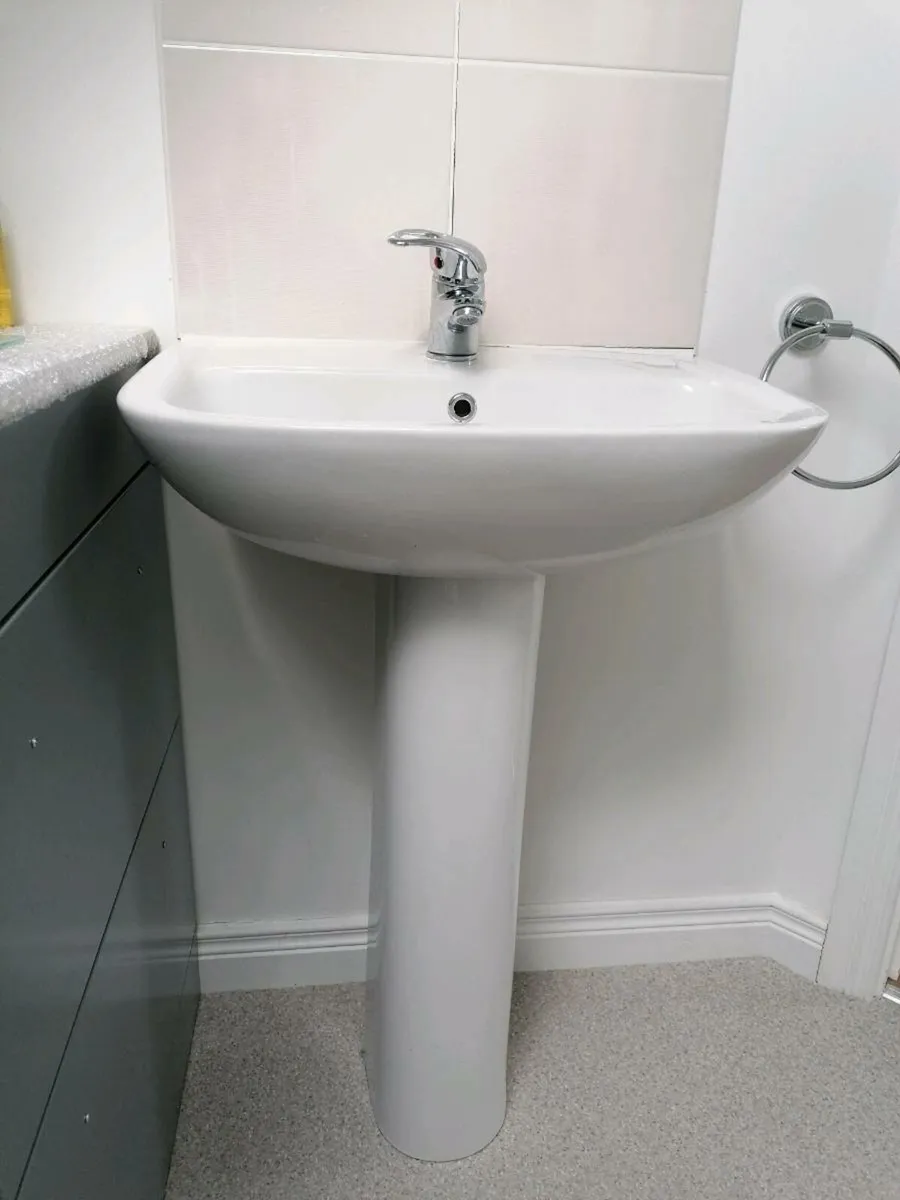 3 Bathroom Sinks - Ceramic - Image 1