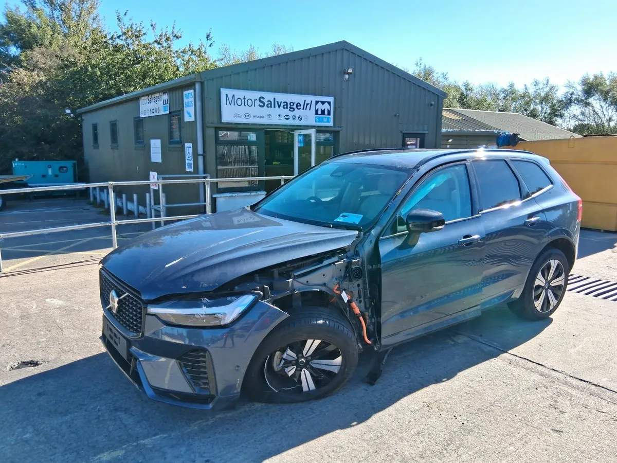 2023 VOLVO XC60 2.0L Hybrid - Image 2