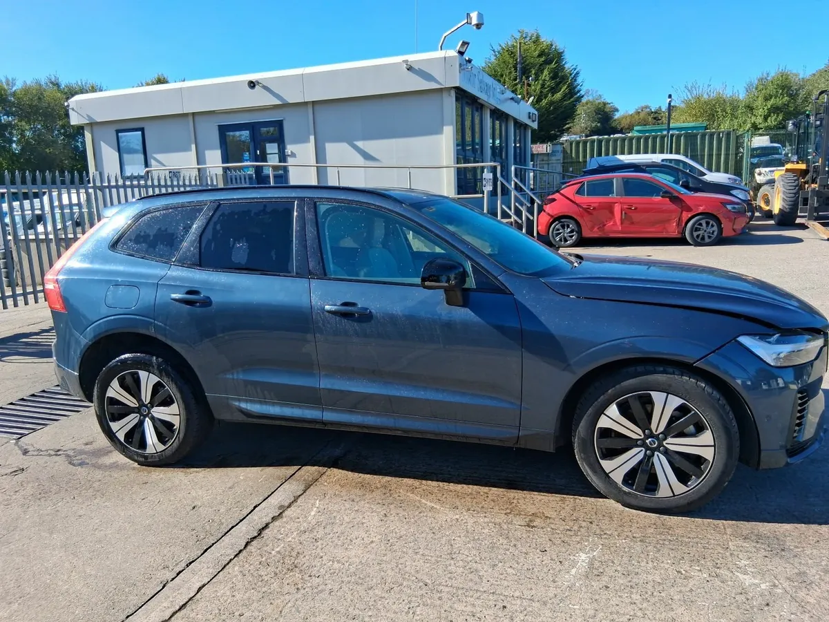 2023 VOLVO XC60 2.0L Hybrid - Image 3