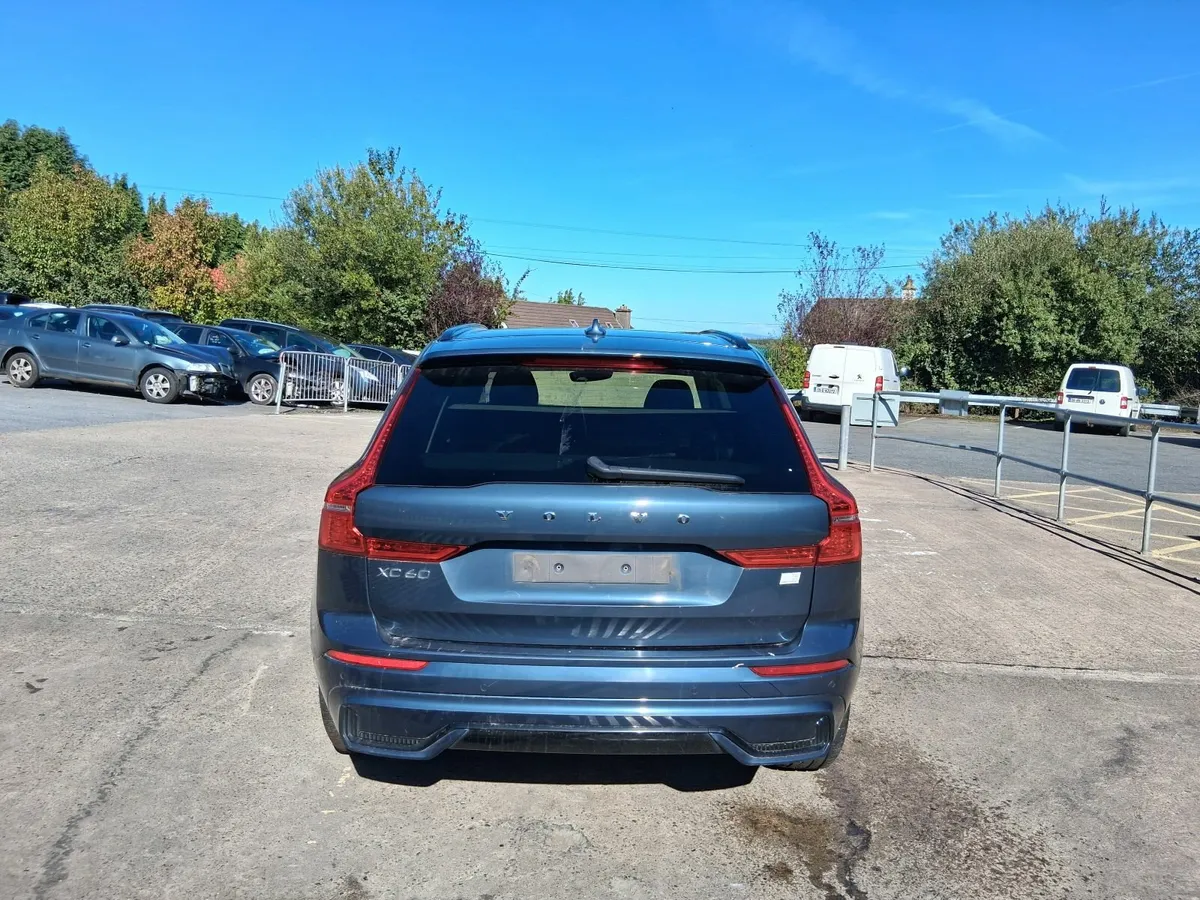 2023 VOLVO XC60 2.0L Hybrid - Image 4