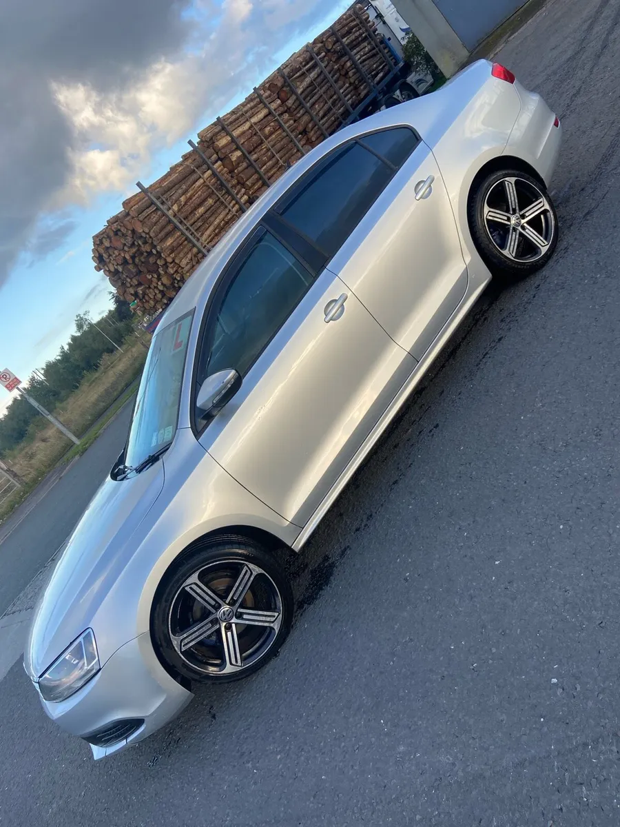 Volkswagen Jetta - Image 4