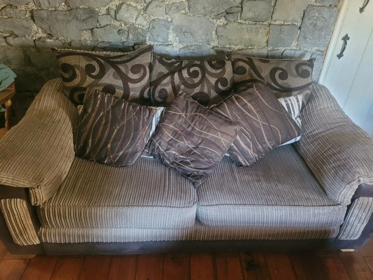 Suite of furniture - Image 1