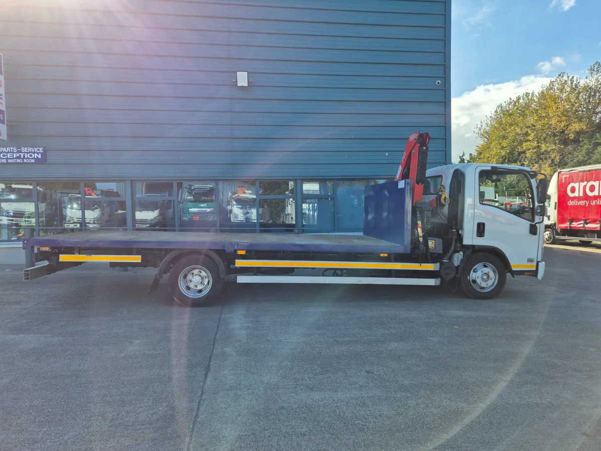 2018 ISUZU NPR 7.5TON FLAT AND CRANE - Image 3