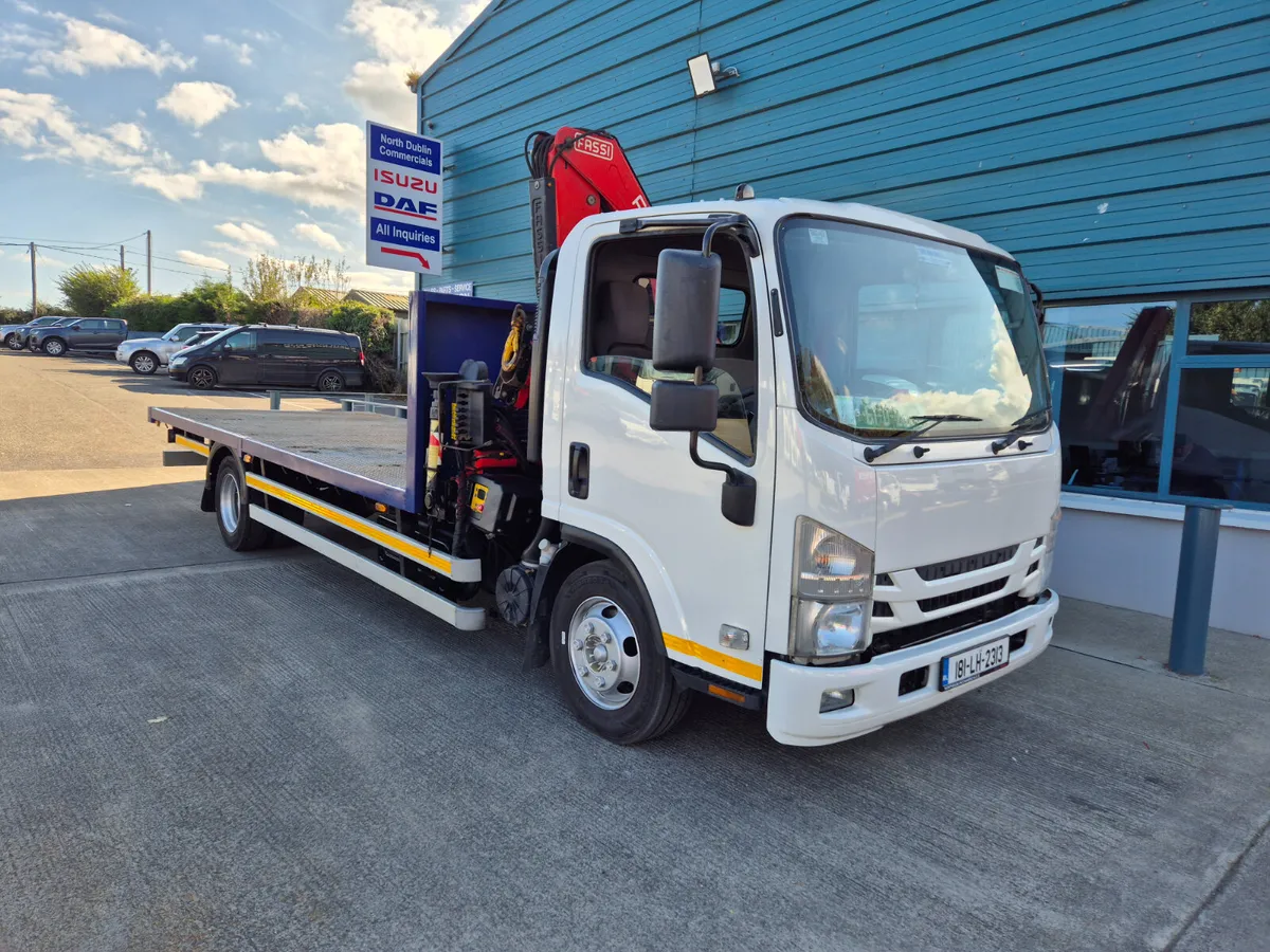 2018 ISUZU NPR 7.5TON FLAT AND CRANE - Image 1
