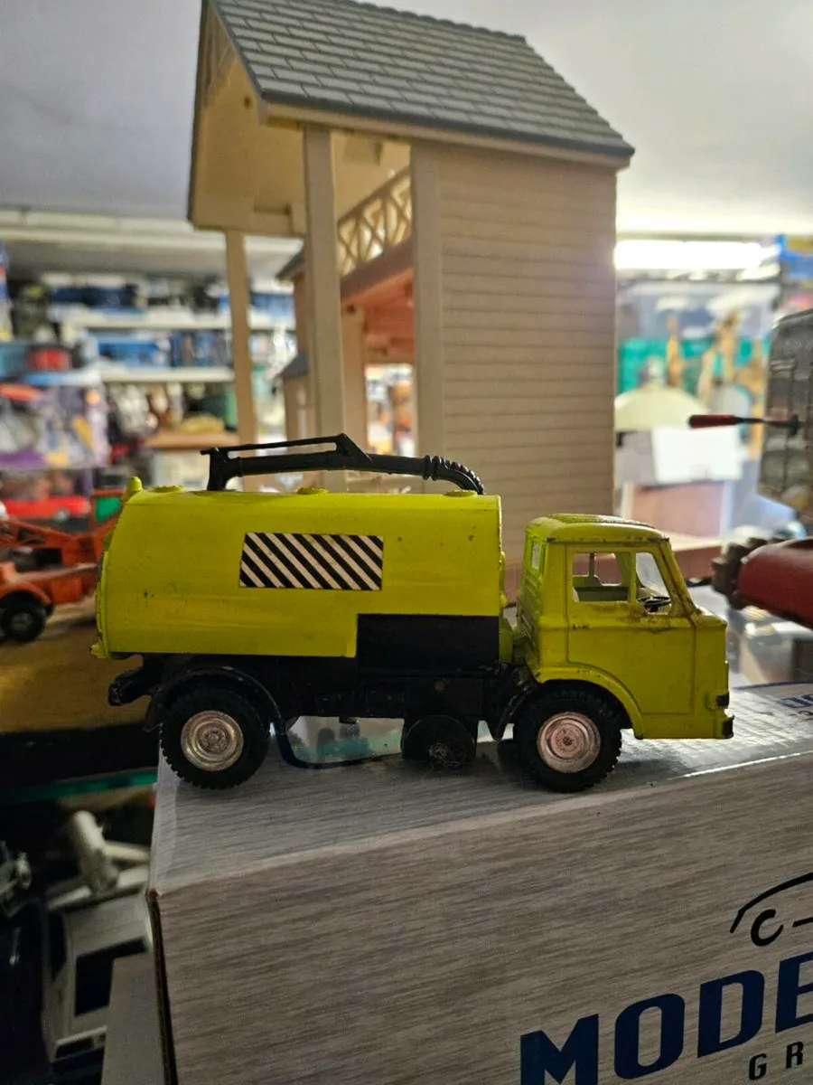 Dinky 1970's Ford Road Sweeper - Image 1