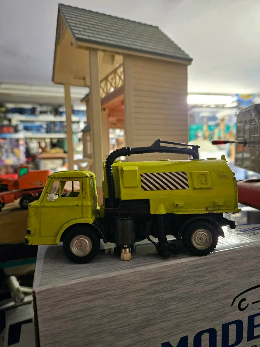Dinky 1970's Ford Road Sweeper - Image 3
