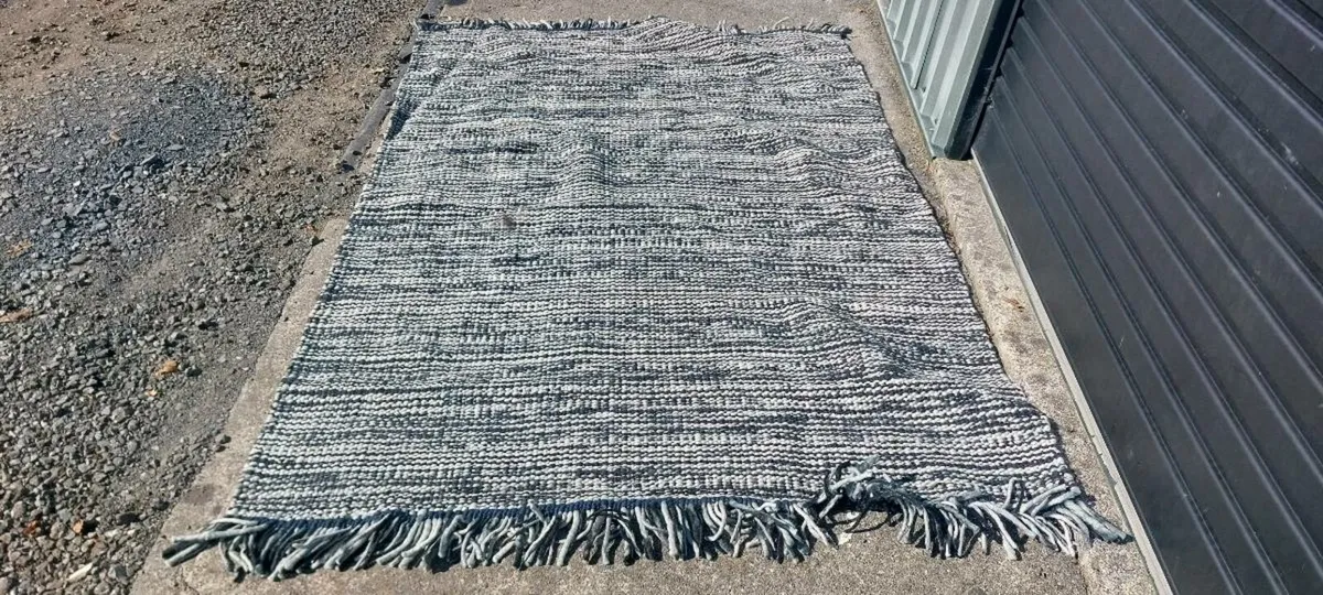 Rugs IKEA in Excellent Condition. 4 in total - Image 1