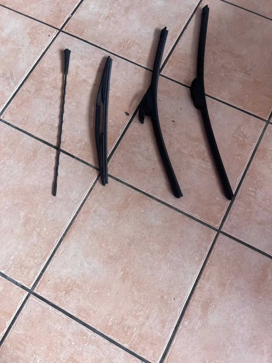 Toyota Corolla Wiper blades and Aerial - Image 1