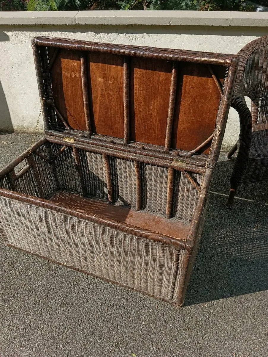 Beautiful strong wicker set.can sell separately - Image 3