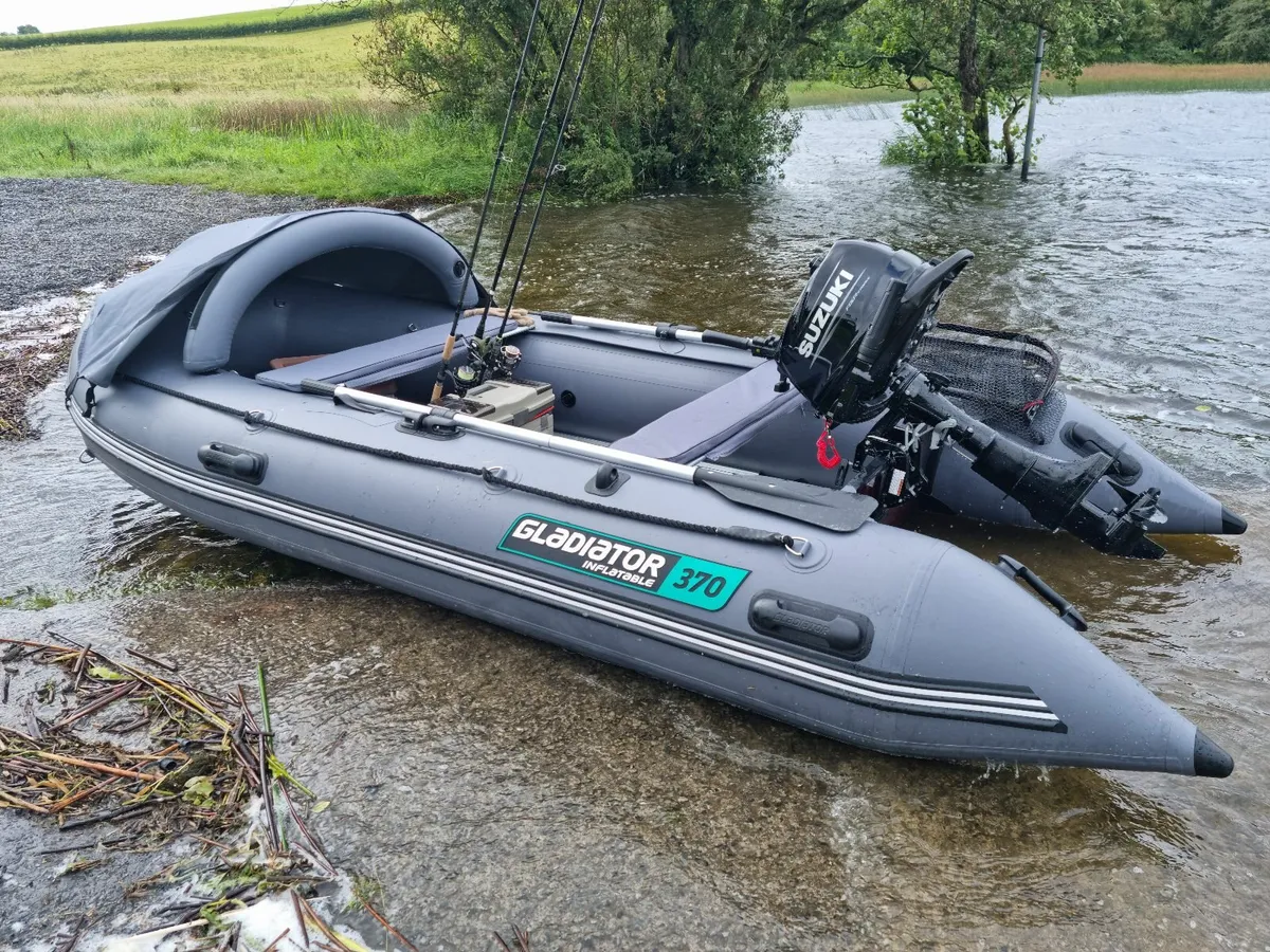 Inflatable boat + Suzuki 6hp outboard - Image 1