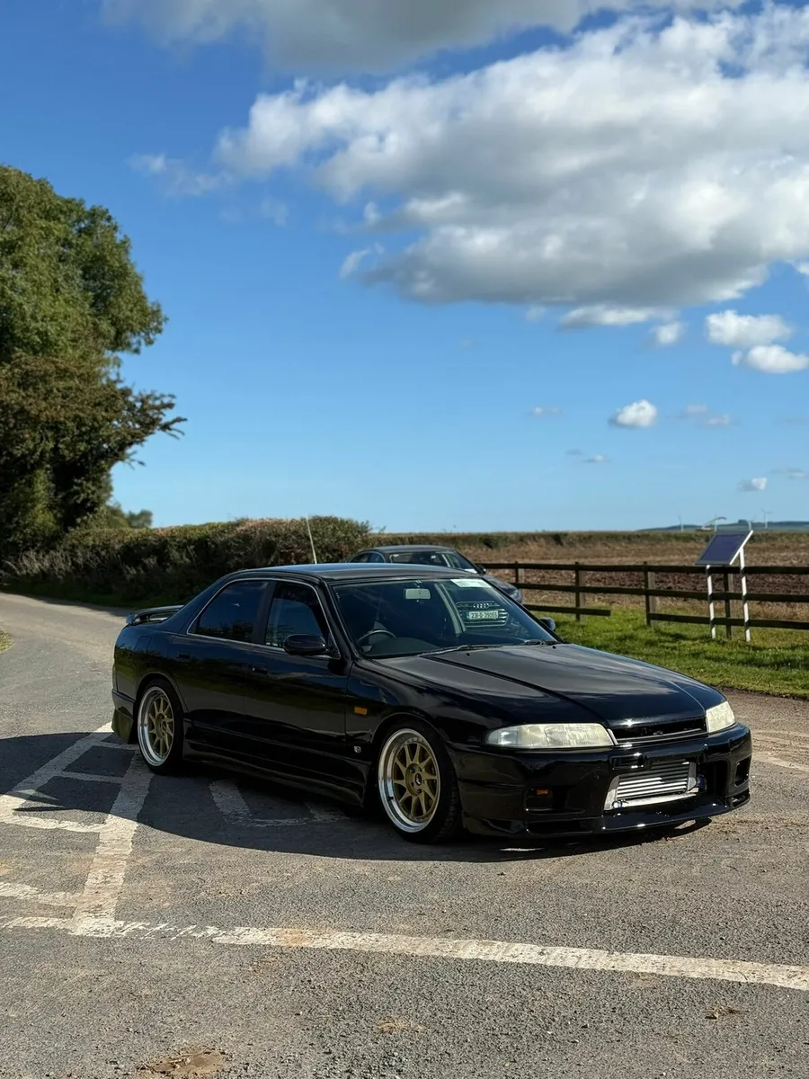 R33 skyline 4dr - Image 1