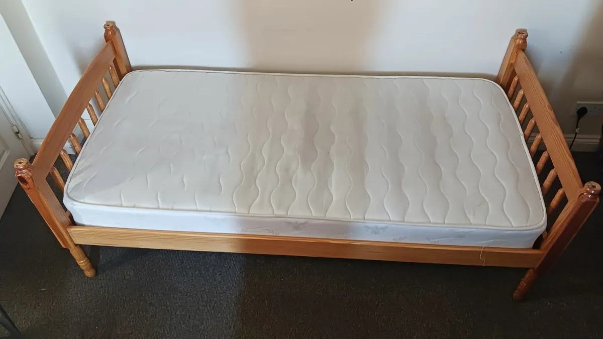 Wooden single bed - Image 1