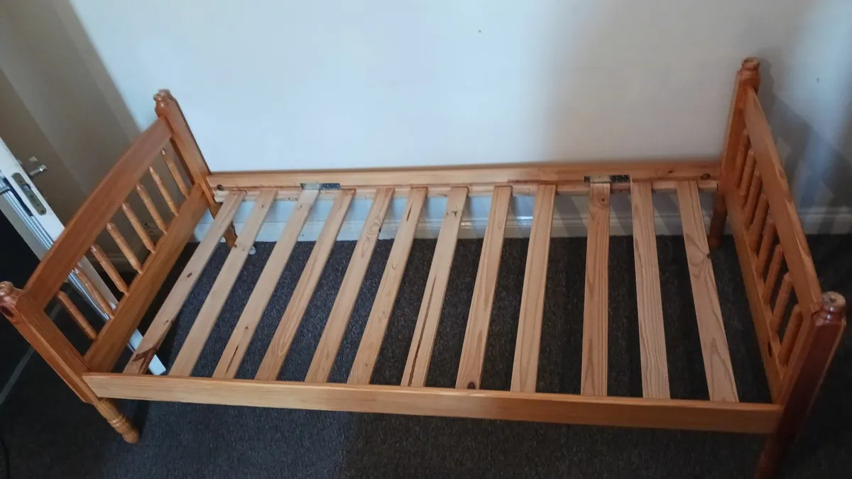 Wooden single bed - Image 3