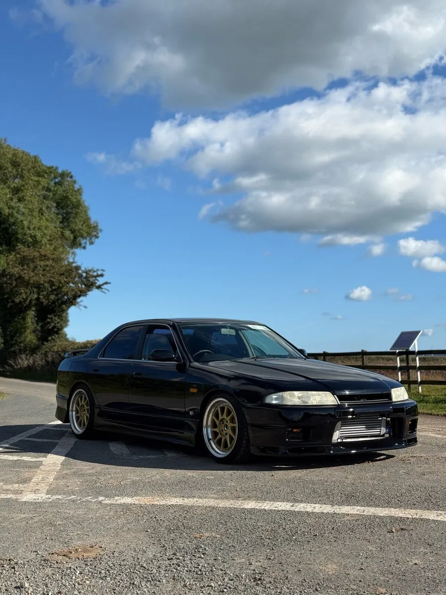 R33 skyline 4dr - Image 2