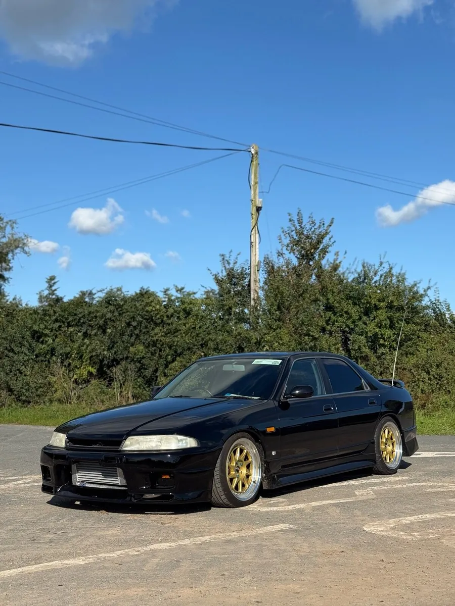 R33 skyline 4dr - Image 3