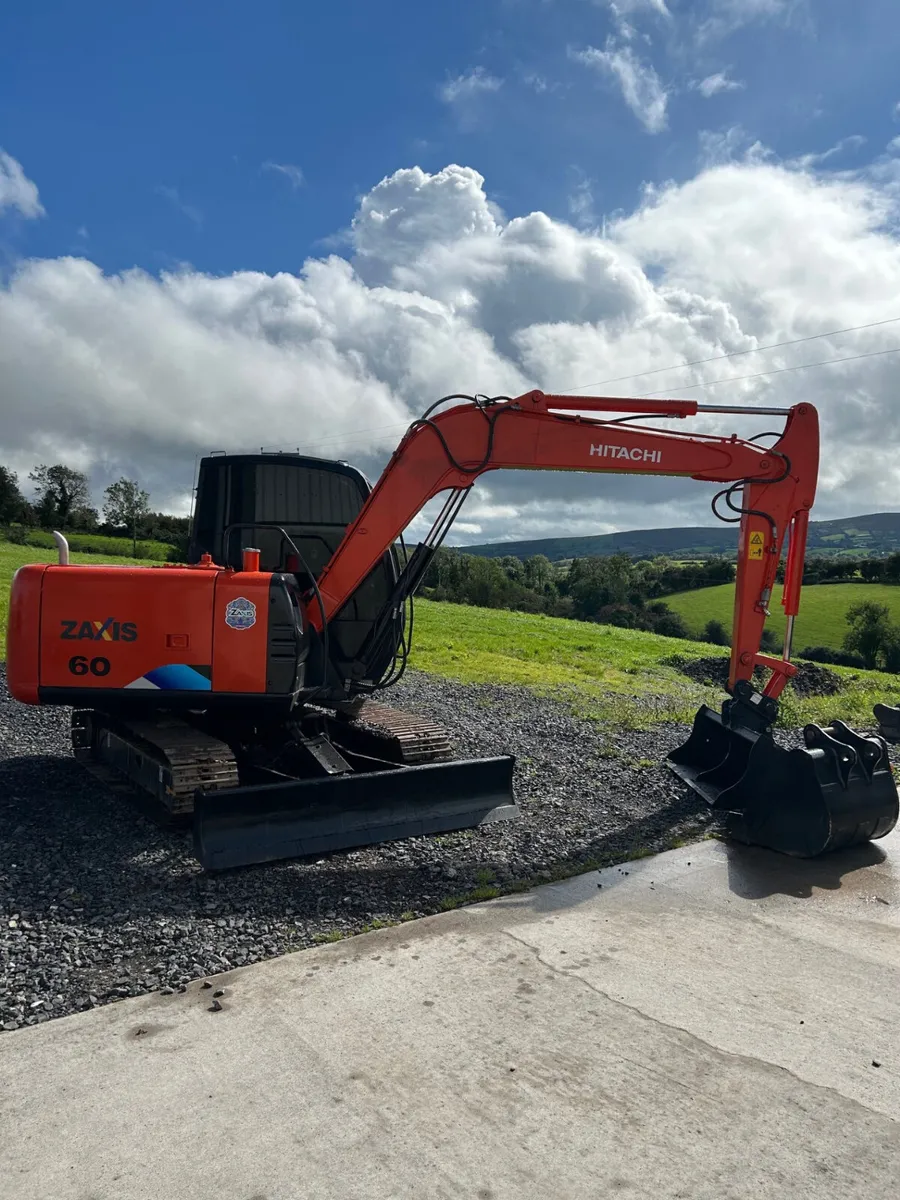 (2013) Hitachi Zaxis 60 C/W Hitch + x2 Buckets - Image 2