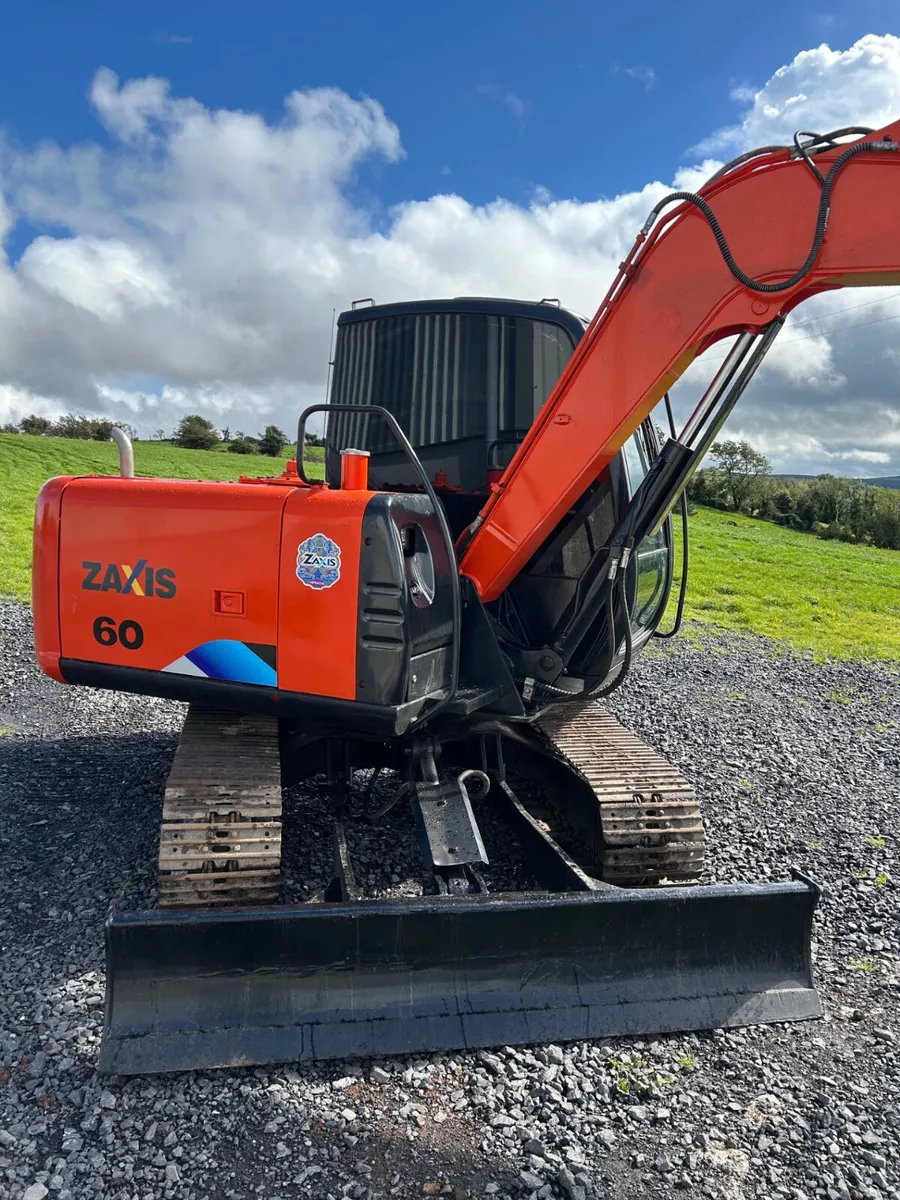(2013) Hitachi Zaxis 60 C/W Hitch + x2 Buckets - Image 3