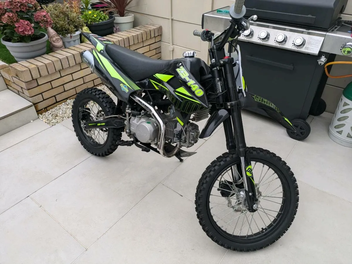 Stomp 140cc Big Wheel Pitbike - Image 1