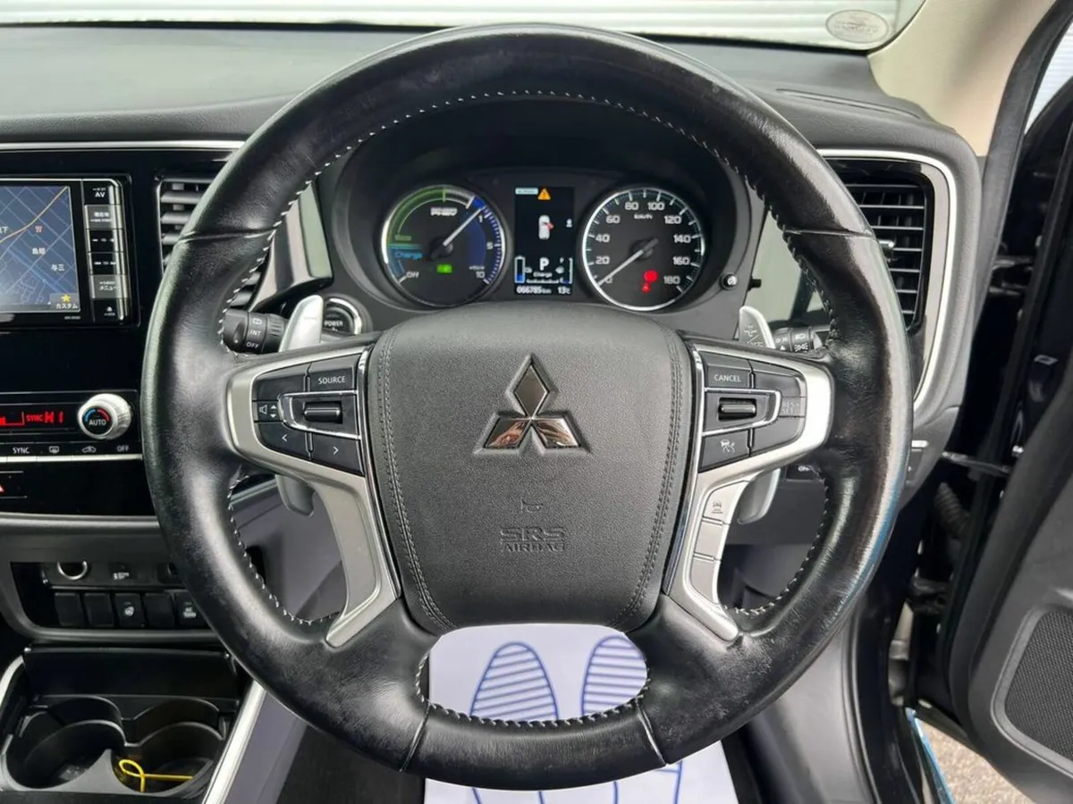Mitsubishi Outlander 4WD 2.4 PLUG-IN HYBRID AUTO / - Image 4