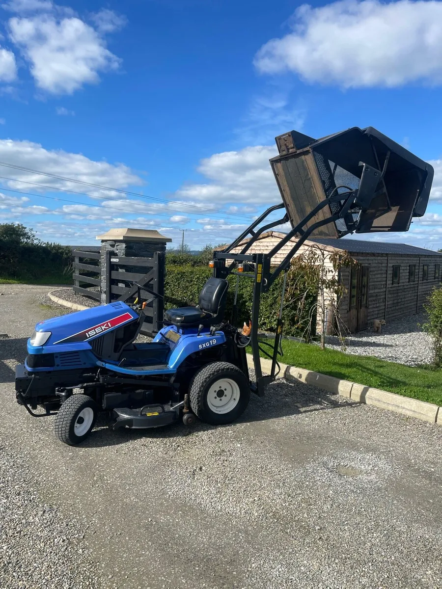 Iseki SXG19 high tip lawnmower - Image 1