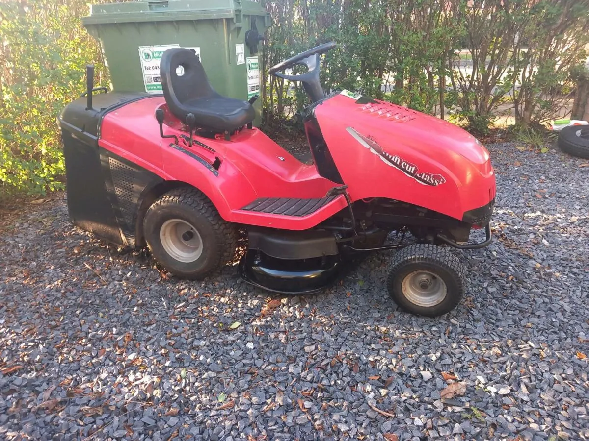 Ride on lawnmower - Image 1