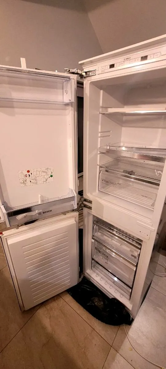 Bosch integrated fridge freezer - Image 1