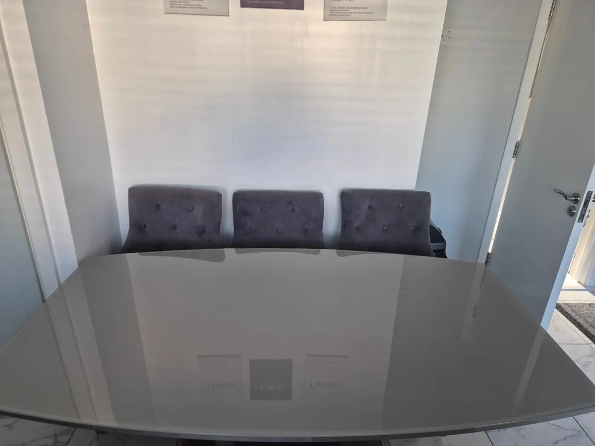 Kitchen table and chairs - Image 3