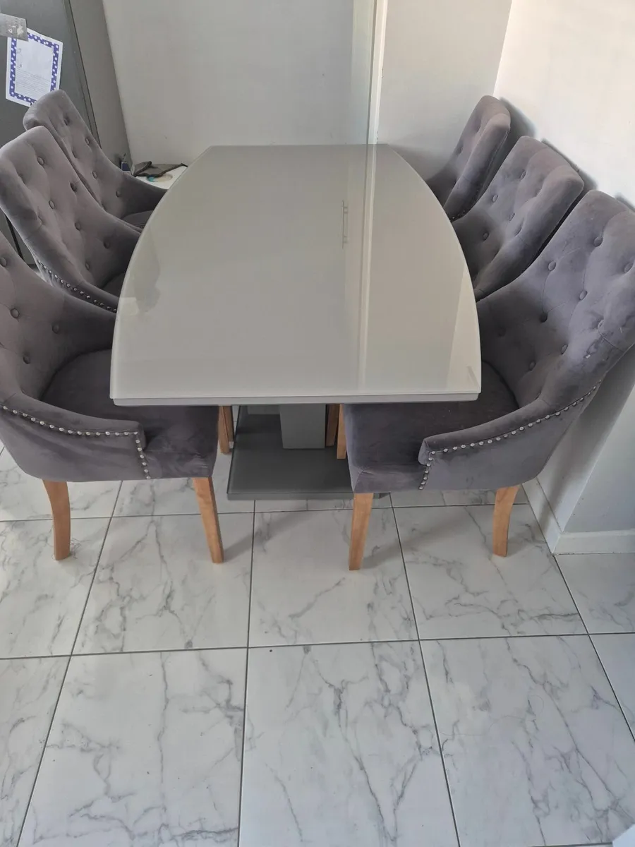 Kitchen table and chairs - Image 4
