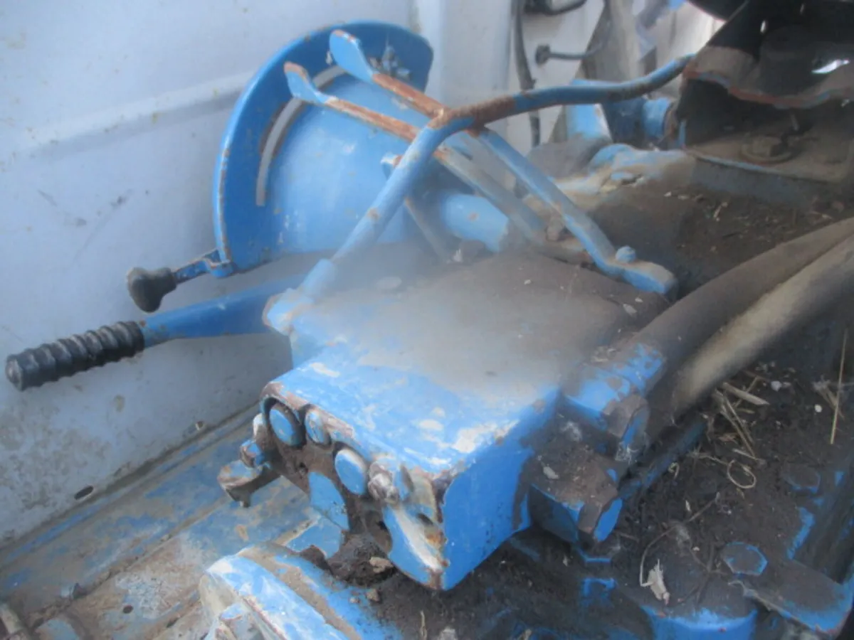 Spool Valves To Suit a Ford Tractor. - Image 1