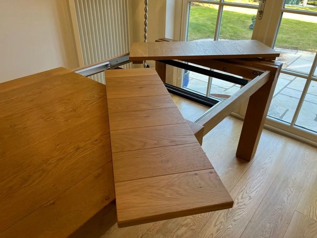 Extendable solid oak dining table - Image 4