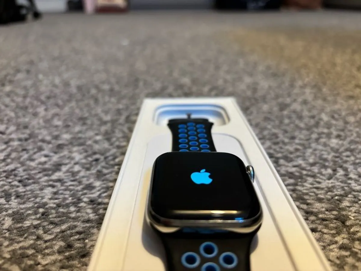Apple Watch 6 44mm Stainless Steel GPS + Cellular - Image 2