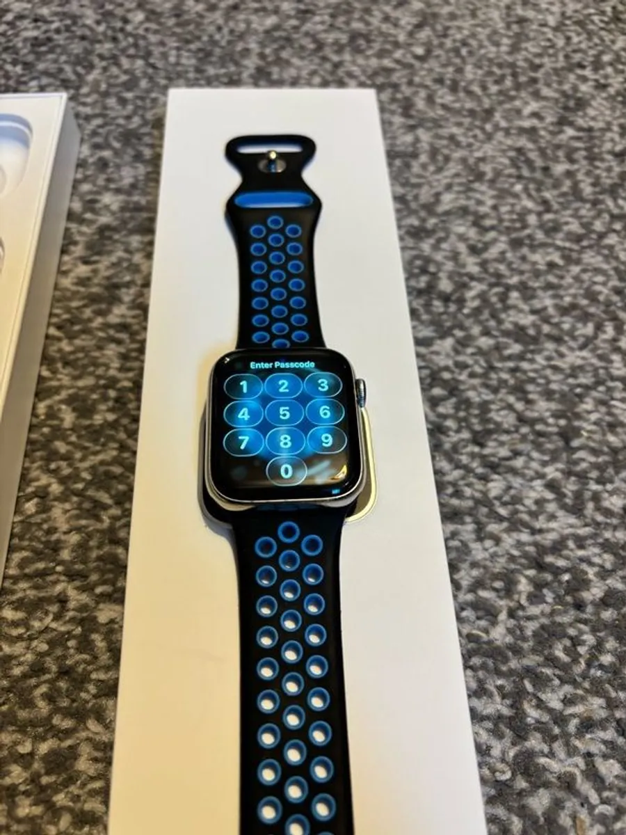 Apple Watch 6 44mm Stainless Steel GPS + Cellular - Image 3